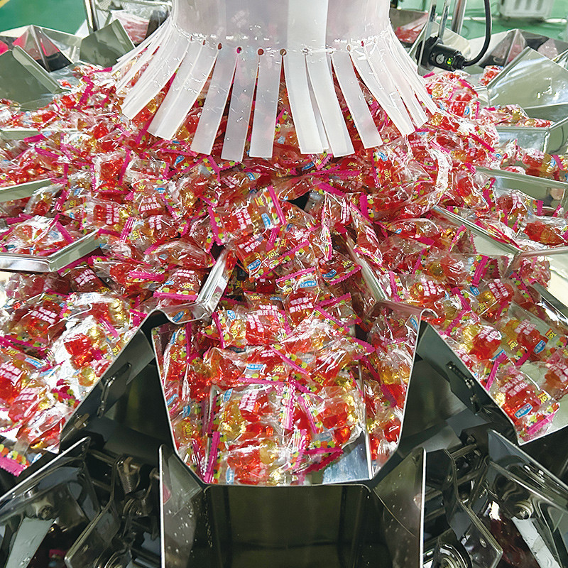 Forme verticale d'azote à grande vitesse entièrement automatique remplir le joint sac de collation nourriture peser les bouffées de nourriture machine d'emballage de granulés