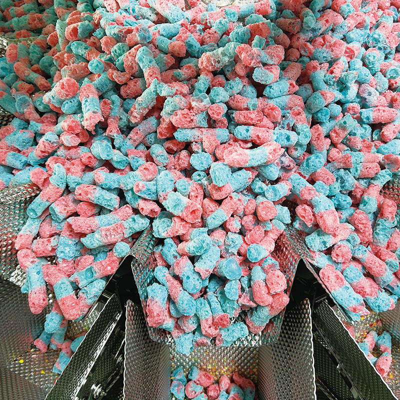 Forme verticale d'azote à grande vitesse entièrement automatique remplir le joint sac de collation nourriture peser les bouffées de nourriture machine d'emballage de granulés