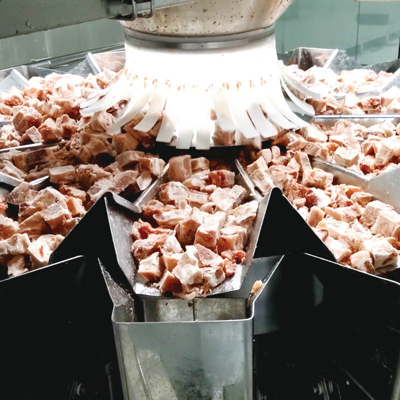 Technologie de pesée dynamique et pesée de précision Combinaison parfaite pour la machine d'emballage de nourriture surgelée