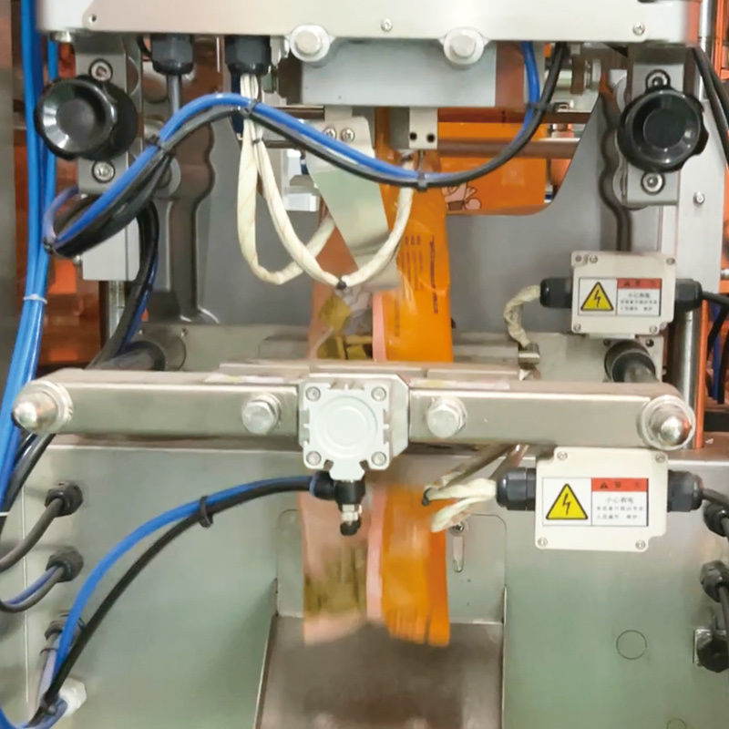 Machine verticale automatique quantitative de remplissage, de scellage et d'emballage VFFS pour aliments en granulés, avec pesage et emballage