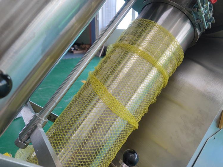 Machine d'emballage automatique de sacs en filet, plage de pesée 3g-5000g pour l'emballage de légumes, fruits, gingembre, pommes de terre, agrumes