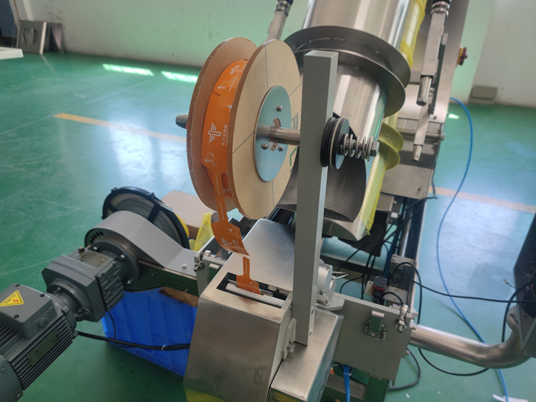 Machine d'emballage automatique de sacs en filet, plage de pesée 3g-5000g pour l'emballage de légumes, fruits, gingembre, pommes de terre, agrumes