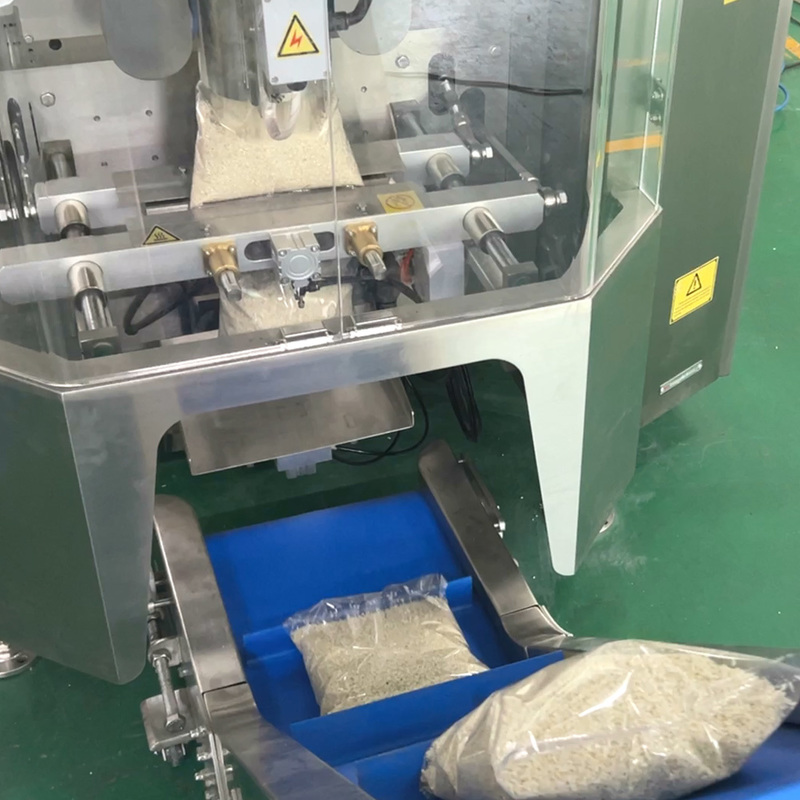 Automatique électrique multi-tête pesage remplisseur machine d'étanchéité pour la poche en plastique emballage de fruits secs Noix alimentaire haute précision