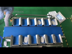 Le poisson congelé est pesé sur une balance à bande.