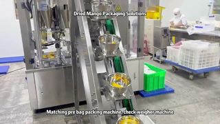L'emballage des mangues séchées est facilité grâce à une peseuse associative semi-automatique